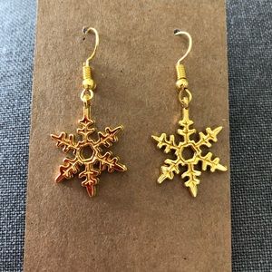 Gold snowflake earrings.